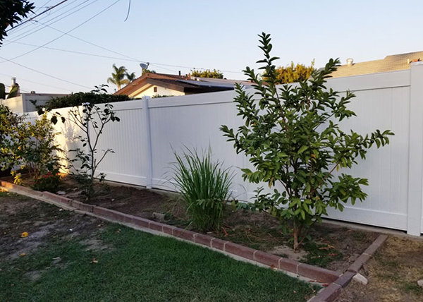 Vinyl Privacy Fence in Lakewood, CA
