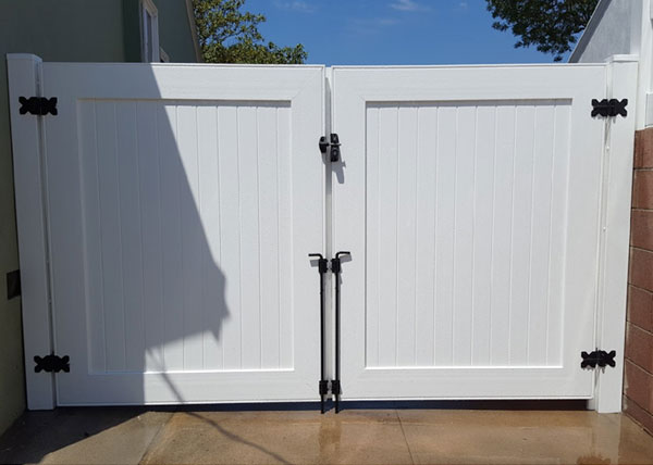 Vinyl Double Swing Gate in Westchester
